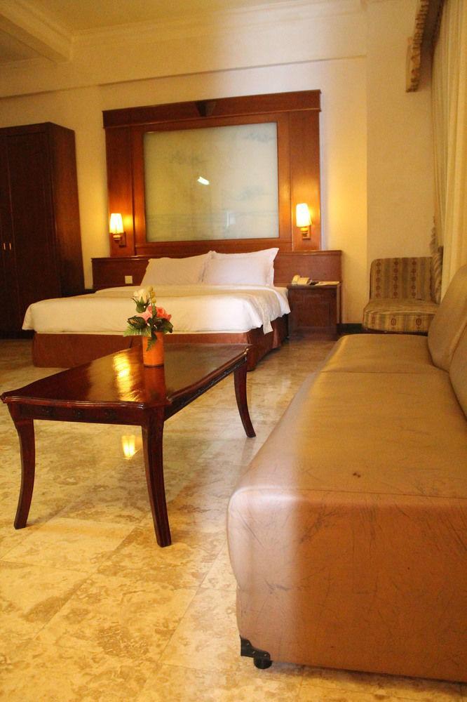 Satelit Hotel Surabaya Exterior foto