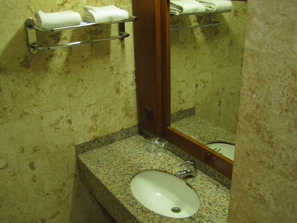 Satelit Hotel Surabaya Exterior foto